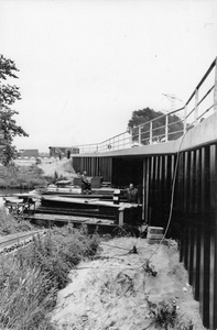 847444 Afbeelding van de aanleg van een fietsbrug over de Angstel, parallel aan de Provincialeweg (onderdeel van de ...